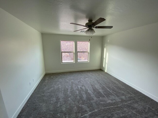 Building Photo - Modern Comfort Awaits – 4 Bed, 2.5 Bath To...