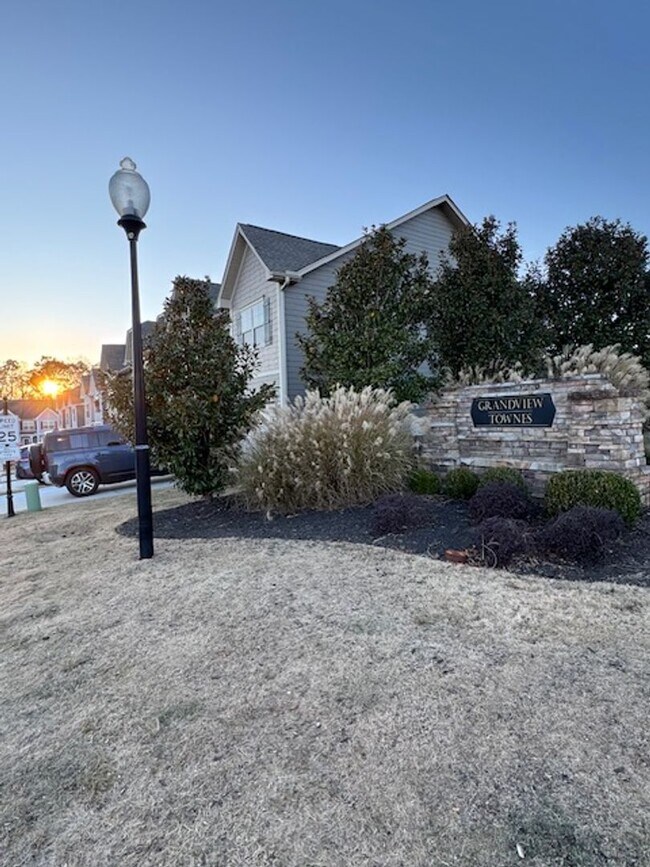 Building Photo - Charming 3-Bed, 2.5-Bath - Energy-Efficient Townhome in Simpsonville.  Discover your dream home i...
