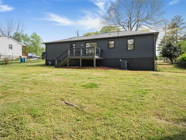 Building Photo - 960 Pine Forest Dr SW