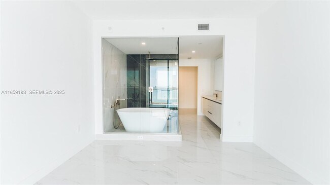 Building Photo - 700 NE 24th St