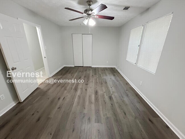 Building Photo - Beautiful 3-Bedroom Home with Garage / Pet...