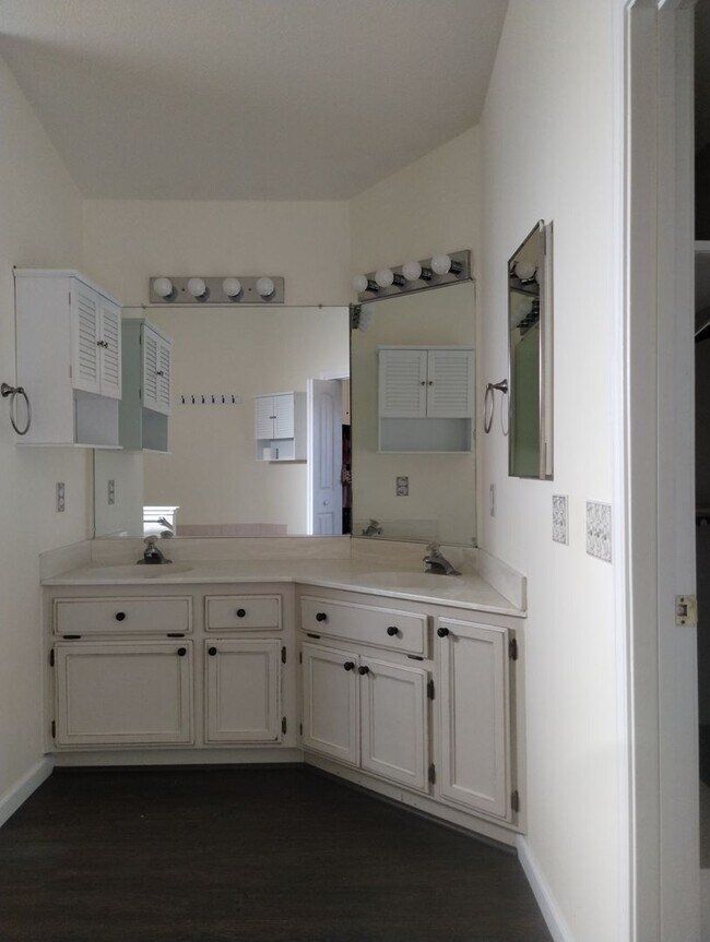 Building Photo - Executive Style Pet Friendly home