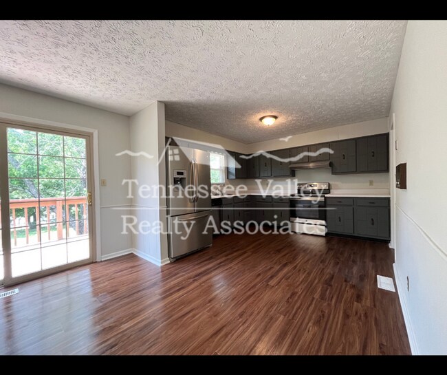 Building Photo - MOVE IN READY! Spacious 4 bed/2.5 bath spl...