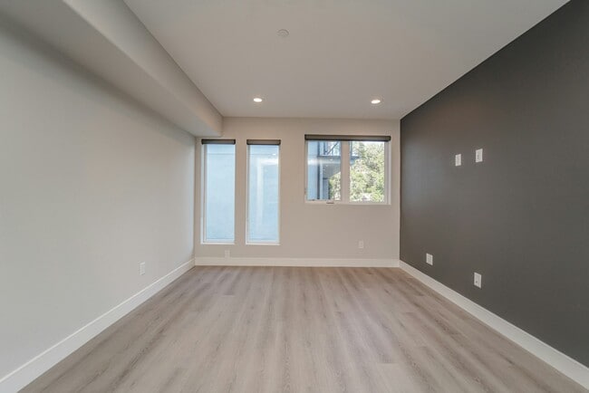 Building Photo - 2115 Holly Dr