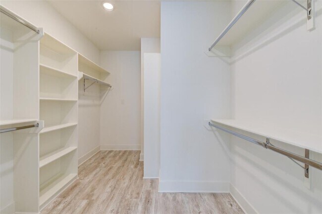 Building Photo - 2527 Judiway St