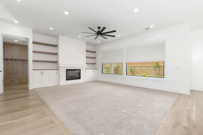 Building Photo - Beautiful 5 bed | 4 Bath | 3 Car Garage