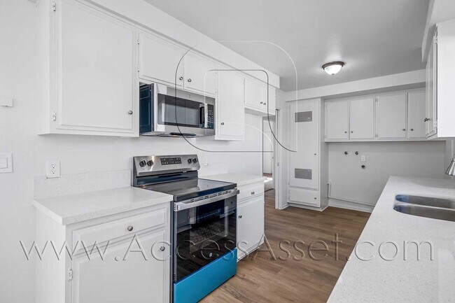 Building Photo - 41012 Beachwood Ave