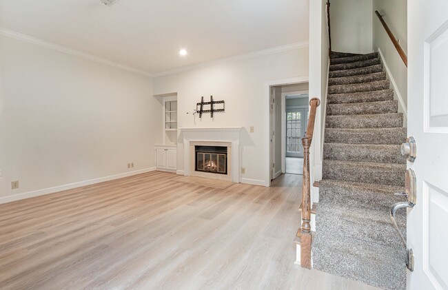 Building Photo - End Unit 2 Bedroom 2 1/2 Bath Townhome-Hil...