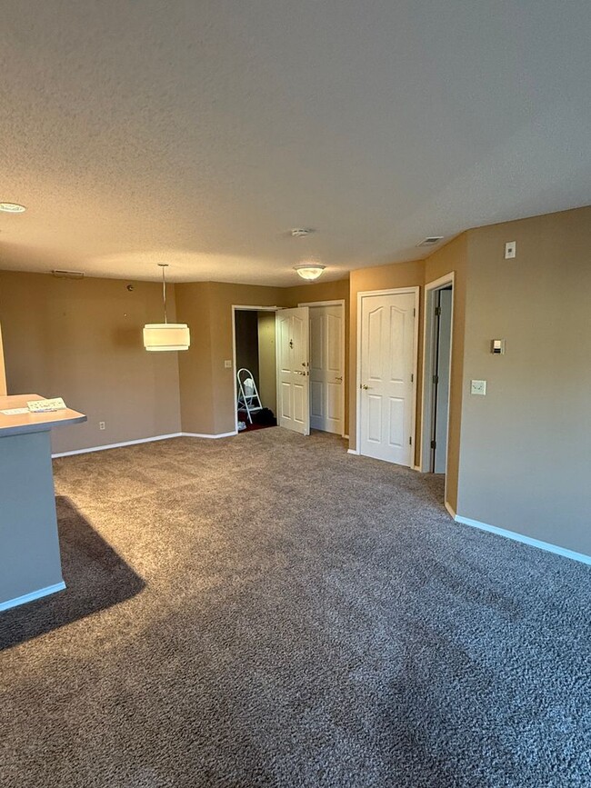 Building Photo - * MOVE-IN SPECIAL * 2-bedroom Condo for re...