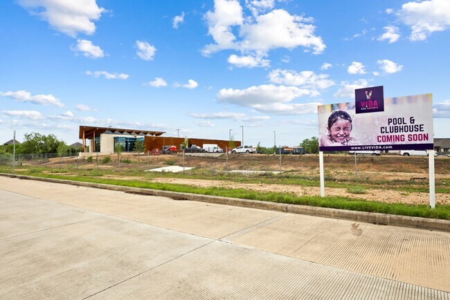 Building Photo - 1355 Loop St