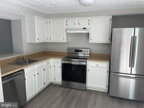 Building Photo - 9412 Chippenham Dr