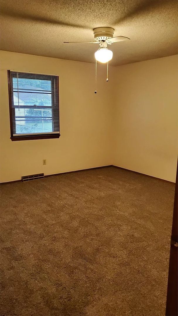 Building Photo - 3 Bedroom, 2 Bathroom Close To Everything!