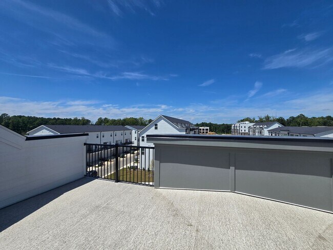 Building Photo - Modern Urban Elegance Meets Functionality