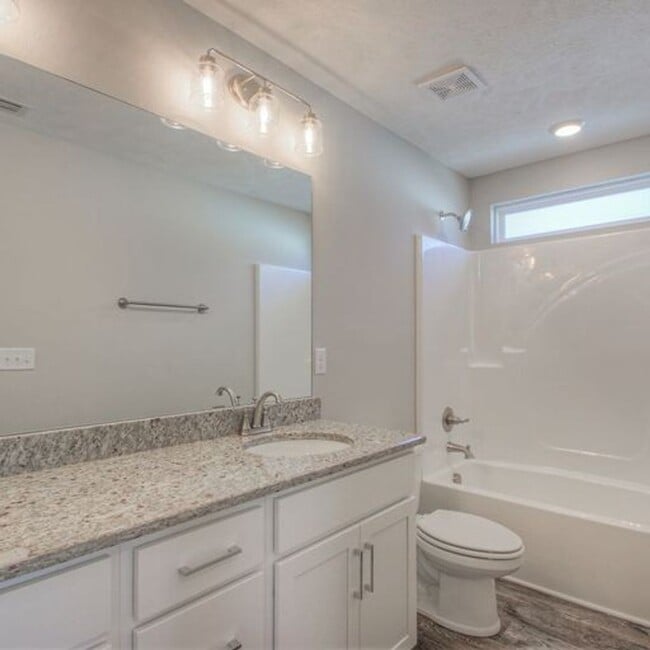 Building Photo - Upgraded, Luxury Townhouse