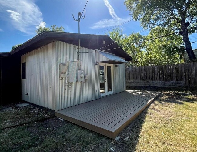 Building Photo - 504 Clover Ct