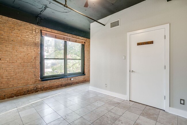 Building Photo - Beautiful 1 Bed- 1 Bath in Houston Place Lofts- Downtown Fort Worth- 76102