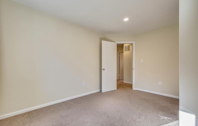Building Photo - Fabulous 3BR/3.5BA Potomac Townhome, in In...