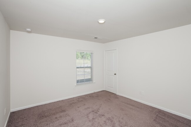 Building Photo - 1307 Lakeshore Dr