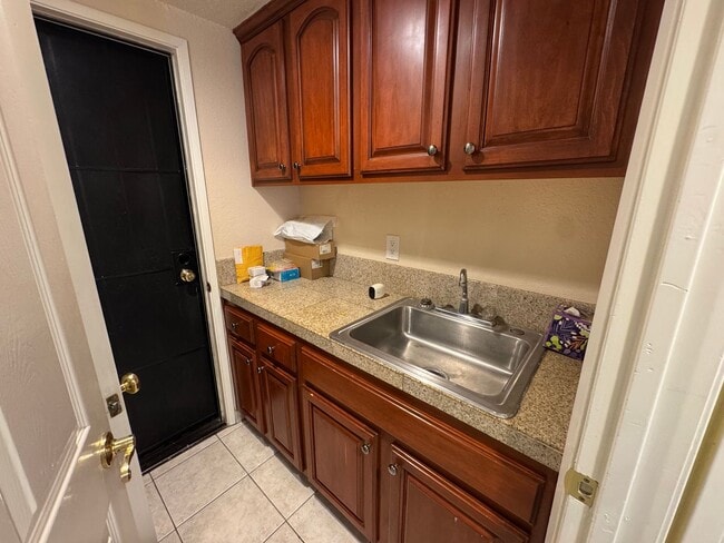 Building Photo - 4 Bedroom house with pool and amazing views