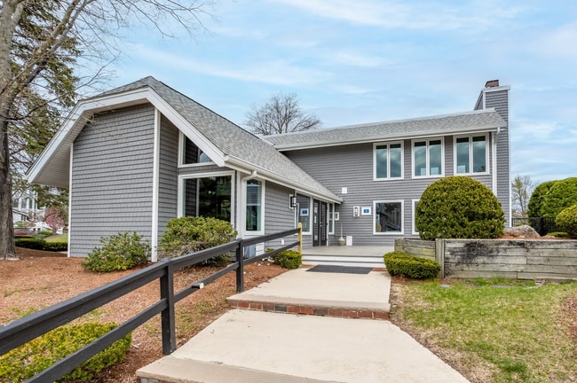 Building Photo - Well maintained and updated townhouse for lease in sought after Chelmsford Village