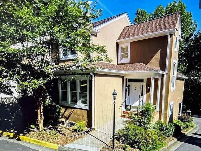 Building Photo - 4 bdrm, 4 bath Townhome in Druid Hills.