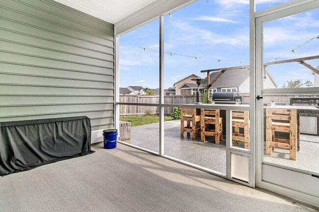 Building Photo - Beautiful Single Story Home Full of Upgrad...