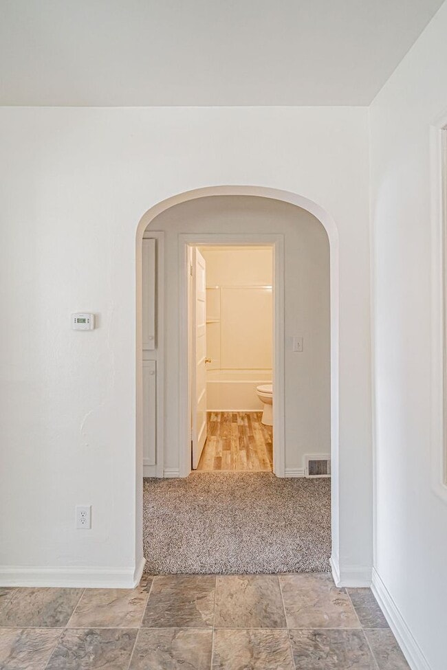 Building Photo - 3 bed 1 bath home recently renovated.