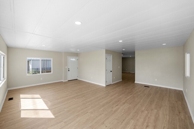 Building Photo - 34830 Lyn Ave