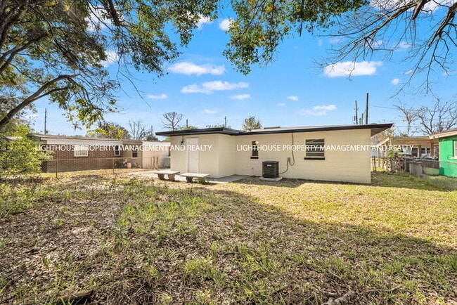 Building Photo - Newly Renovated 3 Bedroom Single-Family Home with Modern Finishes