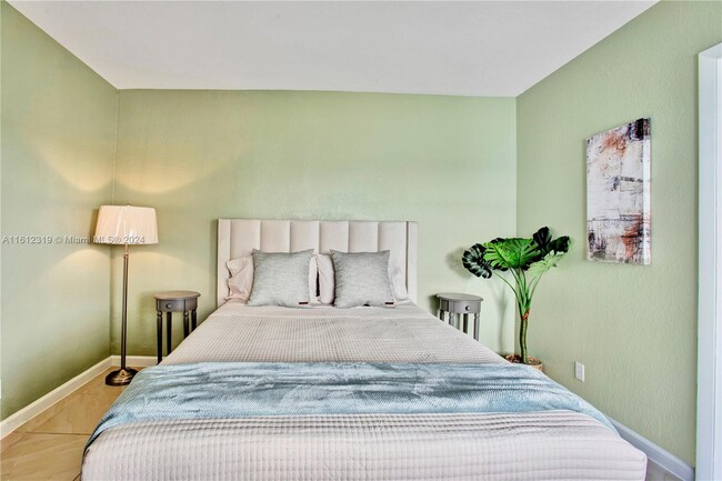 Building Photo - 1104 NE 16th Ave