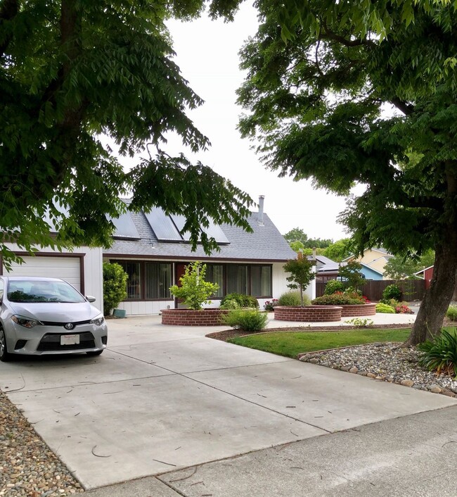 Building Photo - North Davis Home