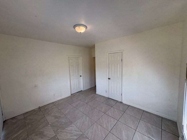 Building Photo - 4093