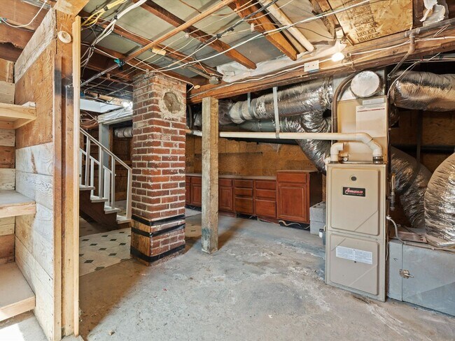 Building Photo - 2 bed, 1 bath with built in office near UNR