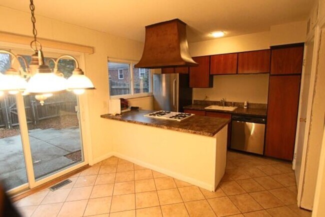 Building Photo - Apply Today! 2 Bedroom - 1.5 Bath condo with garage - heat and hot water included