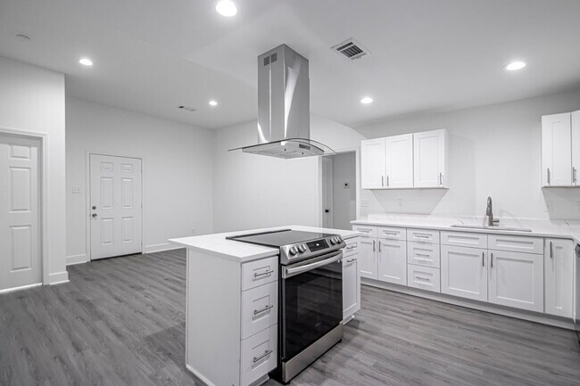 Building Photo - 306 S Schiller St