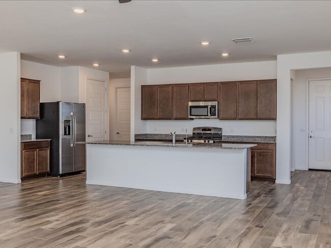 Building Photo - $500 OFF FIRST MONTHS FULL RENT!