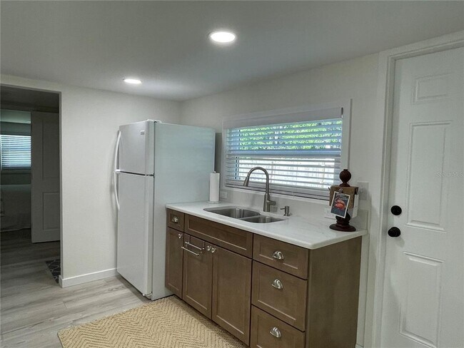 Building Photo - 1357 Lakeshore Dr