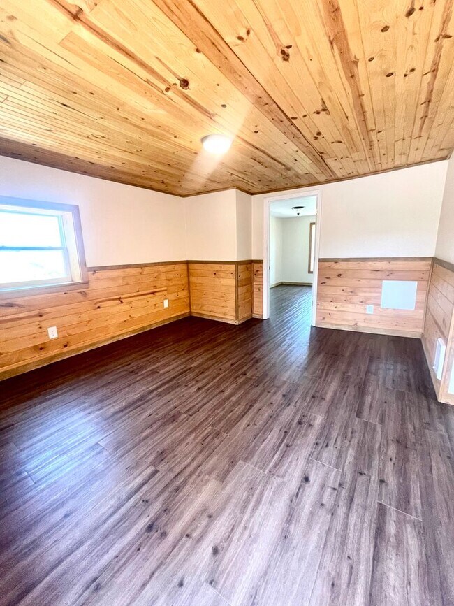 Building Photo - 519 E 7th St