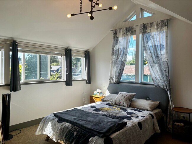 Building Photo - Amazing Phinney Ridge/Greenlake Home