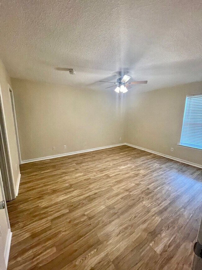 Building Photo - Spacious 4-Bedroom, 2-Bath Home with Fenced Backyard & Lawn Care Included