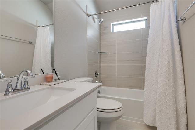 Building Photo - 352 Community Dr