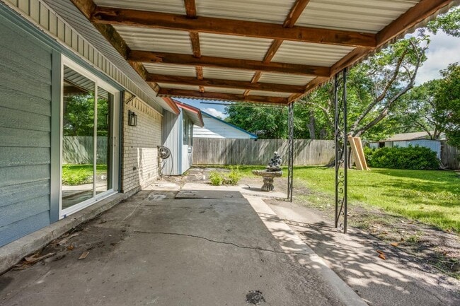 Building Photo - 4825 Cloverdale Ln
