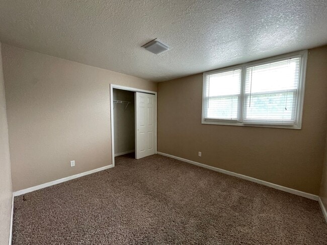 Building Photo - WALK TO STADIUM! CLOSE TO CAMPUS!