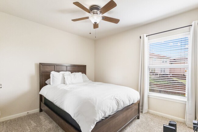 Building Photo - Charming Home Awaits: Spacious & Modern Living in a Prime Location
