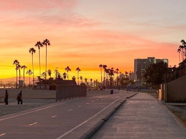 Building Photo - 1720 E 2nd St