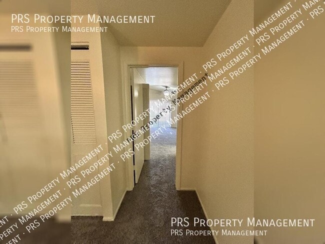 Building Photo - 2120 N Yucca Ct