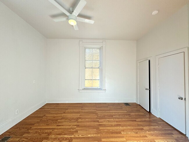 Building Photo - 2233 Victor St