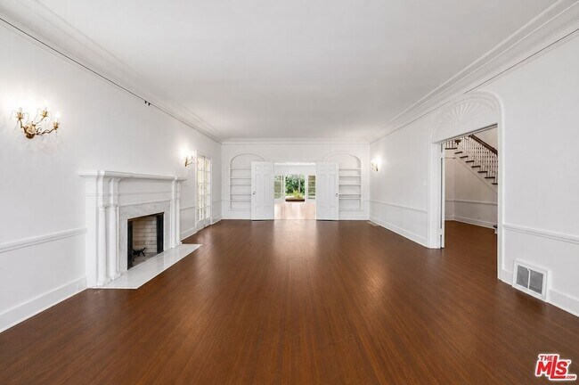 Building Photo - 809 N Bedford Dr