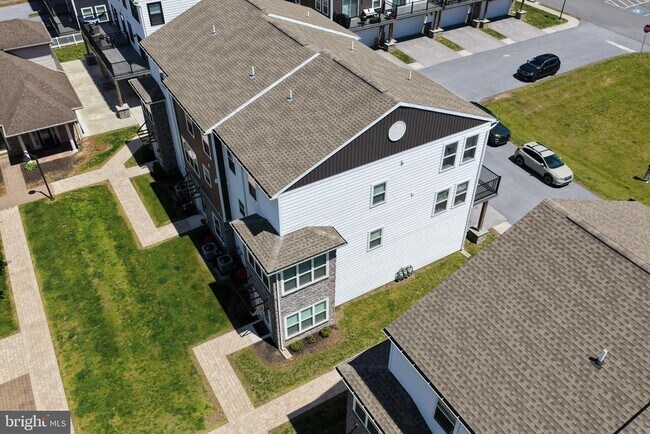 Building Photo - 121 High Pointe Dr