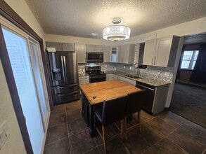 Building Photo - Townhome available NOW!